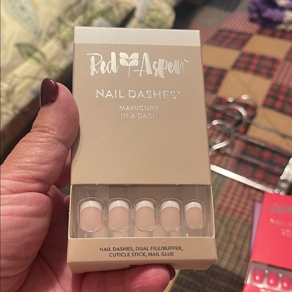 Red Aspen Nail Dashes - Cream